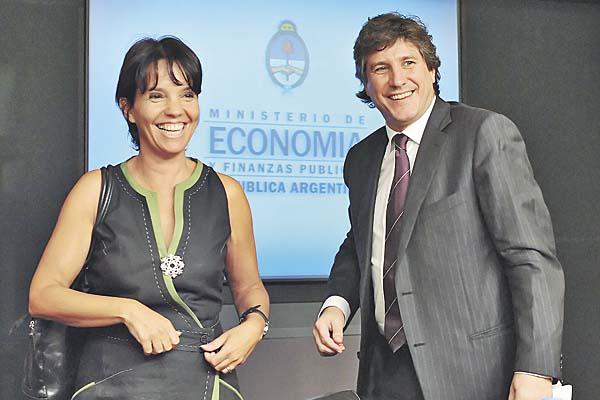 JUSTIFICACIÓN Mercedes Marcó del Pont junto con el ministro de Economía Amado Boudou afirmó que la suba de precios tiene relación con el incremento internacional en el valor de las materias primas de alimentos