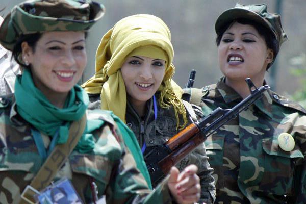 Gadafi volvioacute a mostrarse con sus amazonas