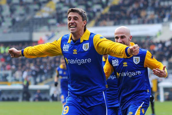 Crespo renovoacute su contrato con Parma por una temporada maacutes