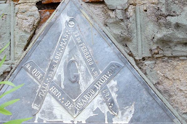 Mausoleo del cementerio bandeño La Misericordia donde se puede ver un comp�s y una escuadra símbolos icónicos de la masonería