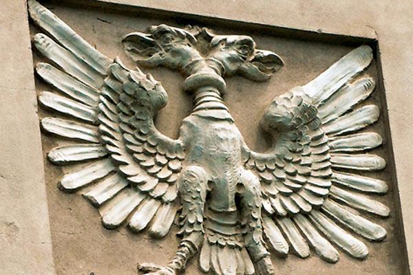 La fachada de la biblioteca Sarmiento est� cargada de im�genes empleadas por los masones como las efigies la esfera y el comp�s las columnas un �guila de dos cabezas etc