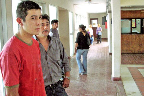 SOSPECHOSO Becerra junto a un familiar en el Juzgado friense momentos antes de que fuera detenido a fines de enero Actualmente est preso en el Penal de Varones