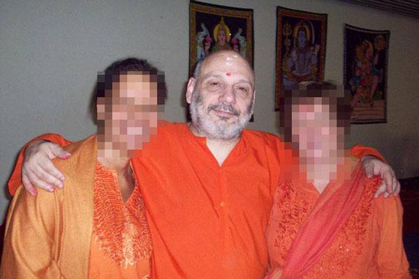Alumnas de un reconocido guruacute de Yoga lo denunciaron por abuso sexual