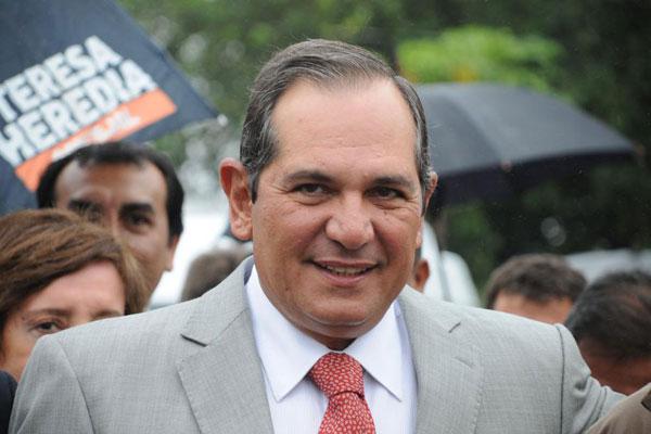 Acusan a Alperovich de impedir la distribucioacuten de un libro sobre sus bienes