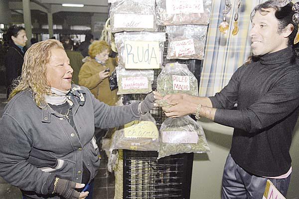 Costumbre Un buen indicador de que la tradición no ha muerto es la demanda de ruda que hubo estos días en los puestos del mercado Armonía  EL LIBERAL  Francisco Gallo