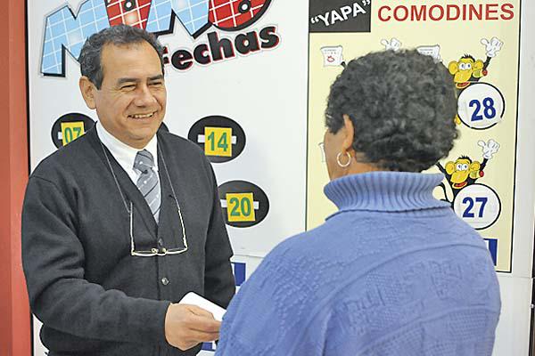 Premio El jefe de la oficina de Mono Fechas Mario Cancinos le entregó el cheque ayer a la feliz ganadora 
