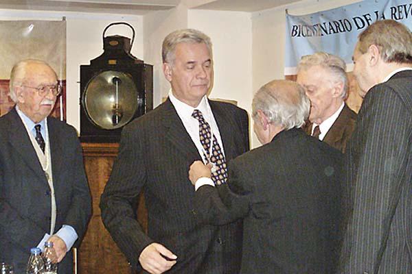 Roberto Azaretto pasoacute a integrar la Academia Argentina de la Historia