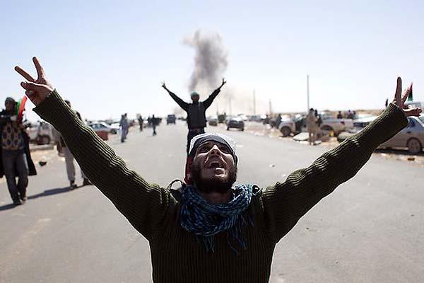 Rebeldes tomaron el control de Triacutepoli y se espera la caiacuteda de Khadafi