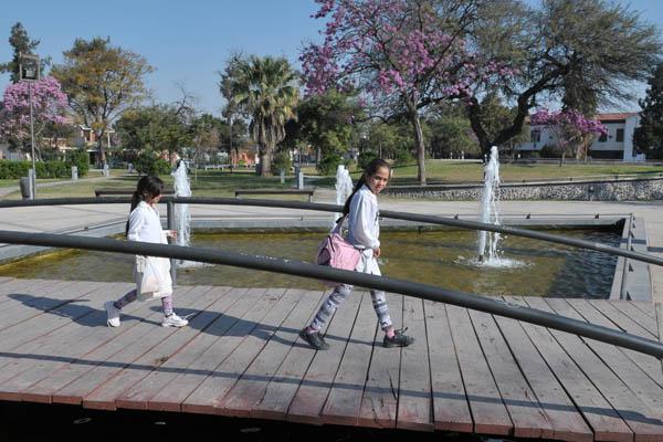 Habraacute internet gratis en el Parque de los Nintildeos y en la plaza Sarmiento