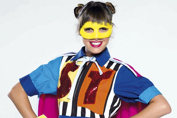 Poli una chica suacuteper poderosa llega a la tele