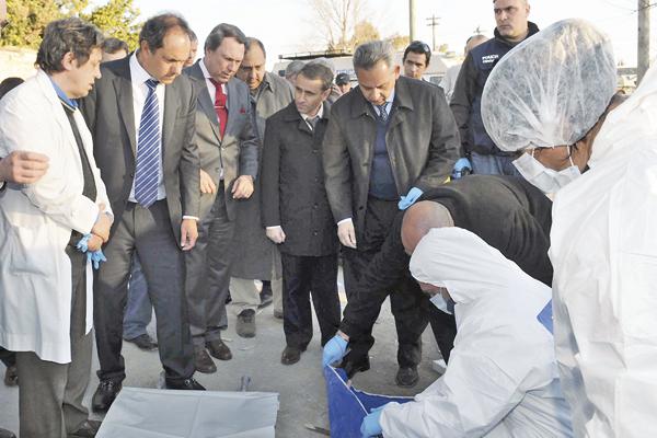 CUERPO La policía científica montó un operativo en el lugar donde se encontró los restos de Candela Rodríguez allí estuvo el gobernador Scioli