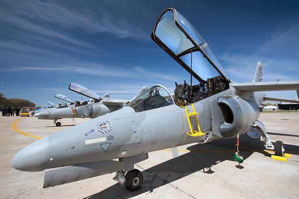 El ministro Puricelli anuncioacute la fabricacioacuten de 40 aviones Pampa