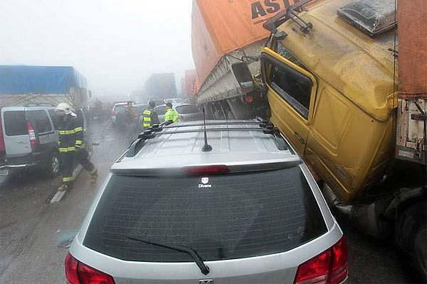 Espectacular choque de 300 vehiacuteculos en Brasil- Un muerto y 30 heridos