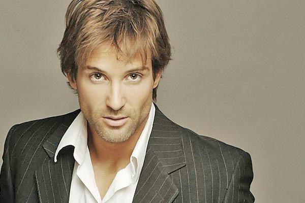 Una vuelta al paiacutes con novela nueva y escaacutendalo amoroso