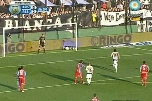 Ferreyra se apresta a ejecutar el penal que le dar� el segundo gol a All Boys