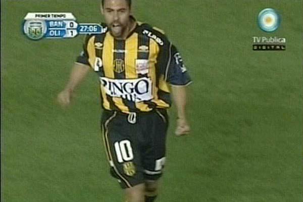 Rolle festeja el gol de tiro libre conseguido ante Banfield