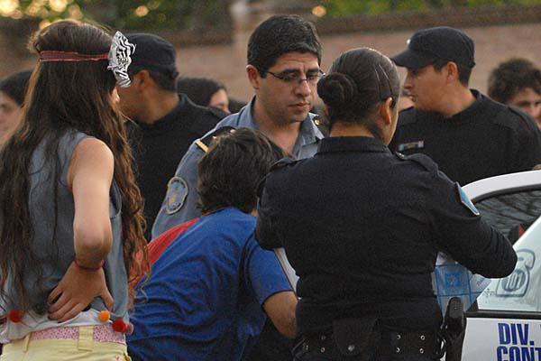 Acción La imagen muestra cómo un joven es retirado del lugar por personal policial por haber consumido alcohol Fotos Daniel Pérez
