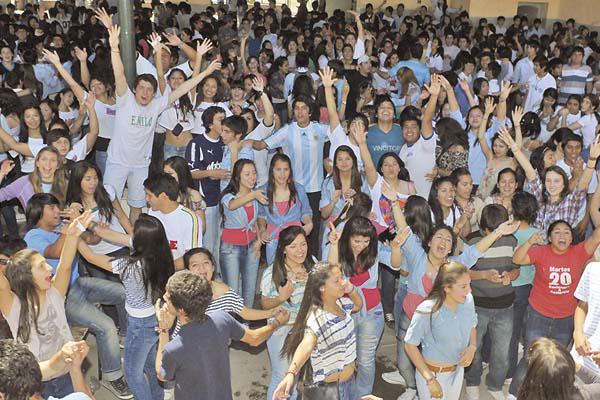 Decenas de chicos ebrios empantildearon la fiesta del Diacutea de los Estudiantes