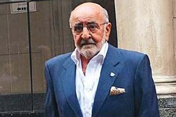 Murioacute el padre de Claudia Villafantildee