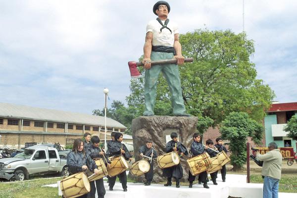 ÍCONO El hachero es el símbolo de toda la región hombre muy respetado por su sacrificado trabajo y por haber sido el sostén de la economía de un pueblo que tuvo años de gloria