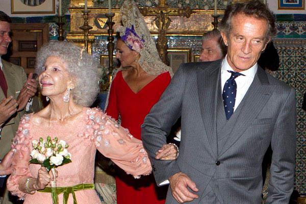 Se casoacute en Espantildea la duquesa de Alba