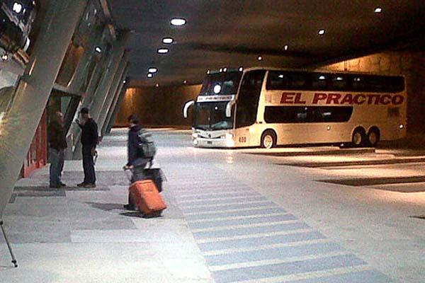 El primer micro que entroacute en la nueva Terminal de oacutemnibus de Coacuterdoba llegoacute de Santiago