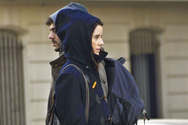 El título de la película hace referencia a las paredes ciegas que sirven de punto de unión a otro inmueble y que si bien unen también separan una contradicción