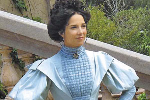 Juanita Viale interpreta en La patria equivocada a una mujer que busca vengar la muerte de sus padres La víctima- el personaje de Navarro