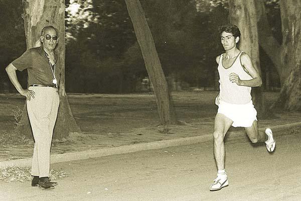 RECUERDO Marciro corriendo y Díaz Gallardo (fallecido) controlando su paso en una de las ediciones del Maratón 