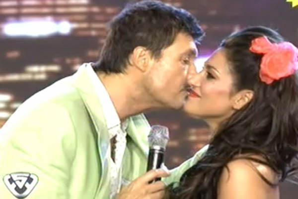 Tinelli le quiso comer la boca a Silvina Escudero