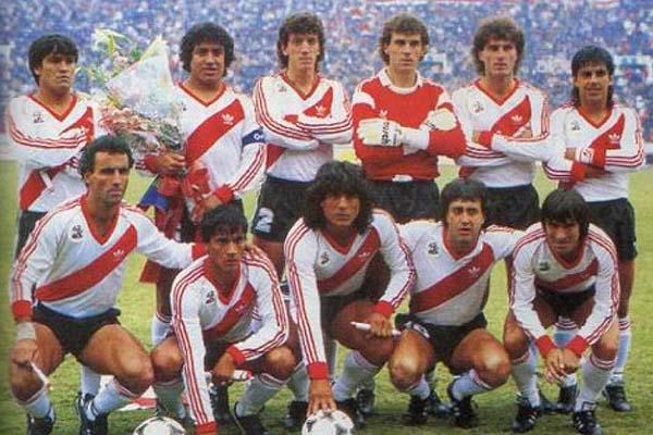 El River campeón de América Parados- Gordillo Gallego Nelson Gutiérrez Pumpido Ruggeri y Montenegro Agachados- Alzamendi Enrique Funes Alonso y Alfaro Un equipazo
