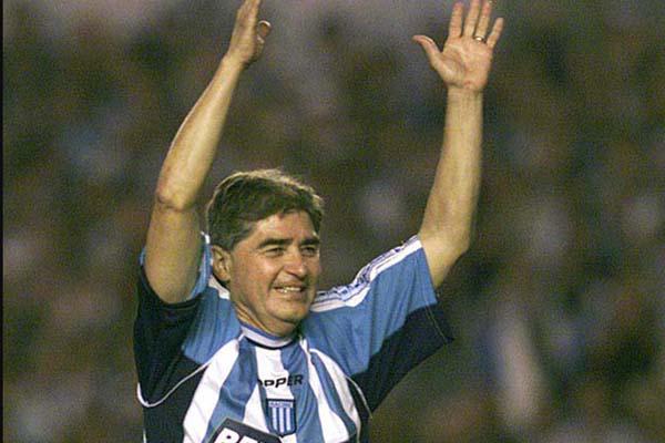 NOTABLE La pelota en el aire la volada del arquero y el gol inatajable del Chango en el estadio Centenario de Montevideo Recibió el pase de Rulli