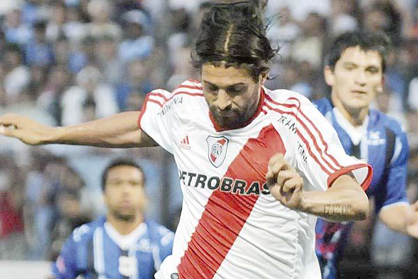 DECISIÓN Lunati comentó que estaba a cinco metros de la jugada y que advirtió que el arquero tocó al Chori Domínguez arriba y abajo