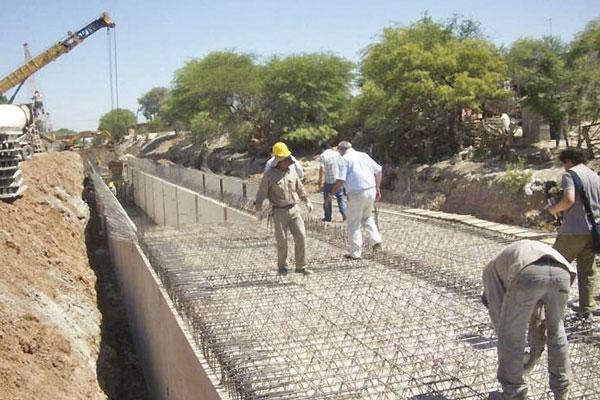 CONTACTO El jefe comunal recorrió junto con representantes de la empresa ejecutora el tramo donde se est trabajando