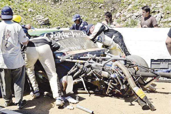 Un grupo de colaboradores intentan sacar el cuerpo de Guido Falaschi de su Ford luego de ser embestido y con gran violencia por Néstor Girolami