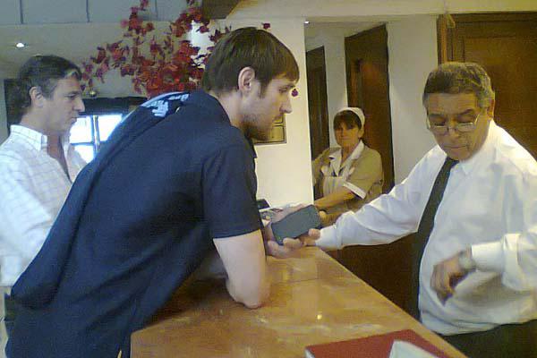 EN CONSERJERÍA El Chapu recibió muestras de afecto en el hotel en que se encuentra alojado EL LIBERALDANIEL ROMERO