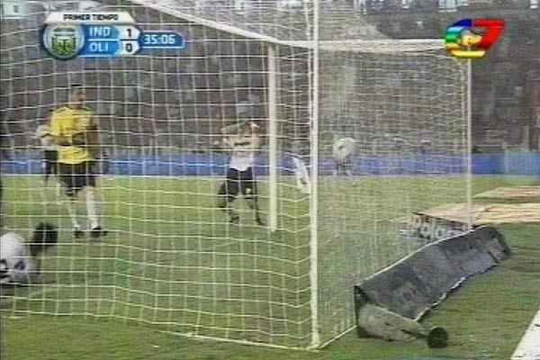 Los jugadores de Olimpo evidencian su impotencia ante el ingreso de la pelota del primer gol del Rojo