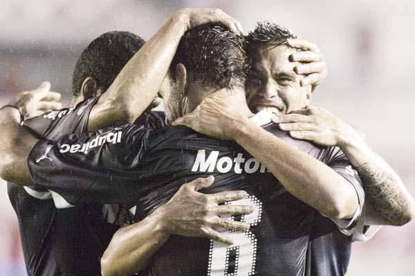ALEGRÍA Los jugadores del Rojo celebran uno de los goles en el triunfo sobre Olimpo de ayer en el estadio Libertadores de América