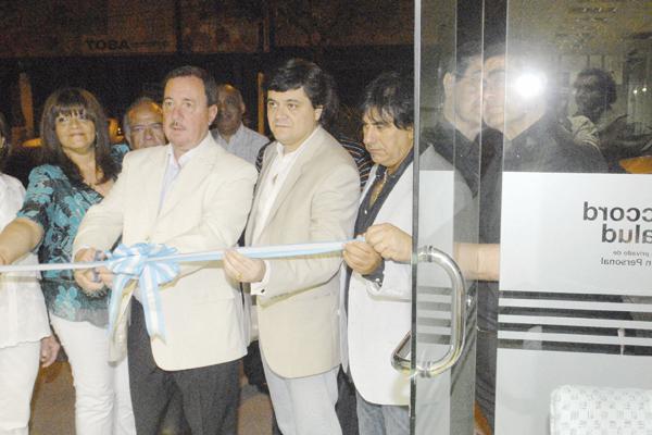 CORTE Jorge Capurro (izq) dirigente nacional y Orlando Ávila habilitan oficialmente el nuevo edificio de UPCN Nación en esta ciudad