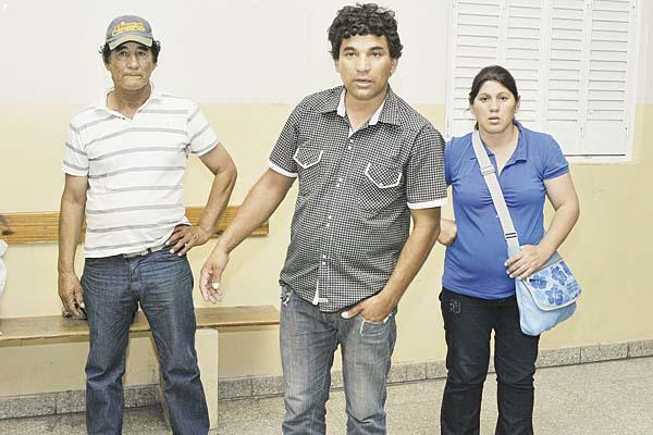 ABATIDOS El padre (izq) y los hermanos del sospechoso no encontraron explicación para la acción que tuvo uno de los integrantes de la familia