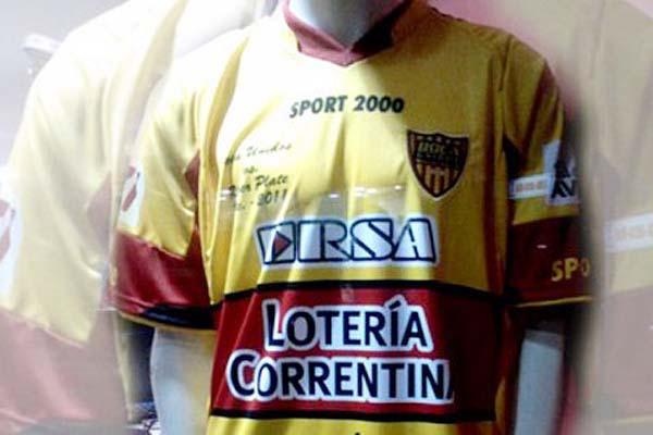 El precio de la flamante camiseta es de 196 pesos
