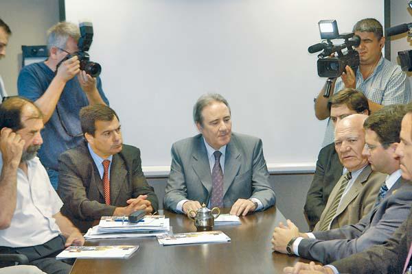 Otra vez miles de peces muertos en el embalse de Riacuteo Hondo