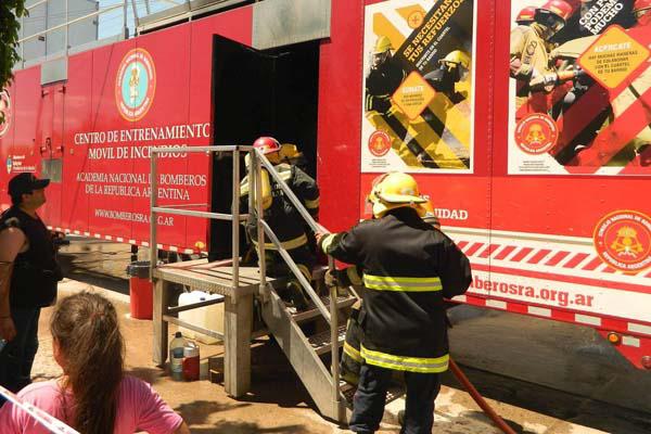 Bomberos de seis ciudades sortearon una difiacutecil prueba en un simulador de siniestros