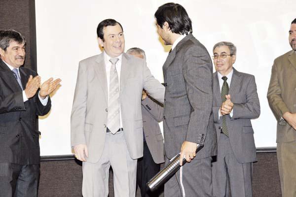 RECONOCIMIENTOS El gobernador Gerardo Zamora hizo entrega de distinciones a profesionales destacados