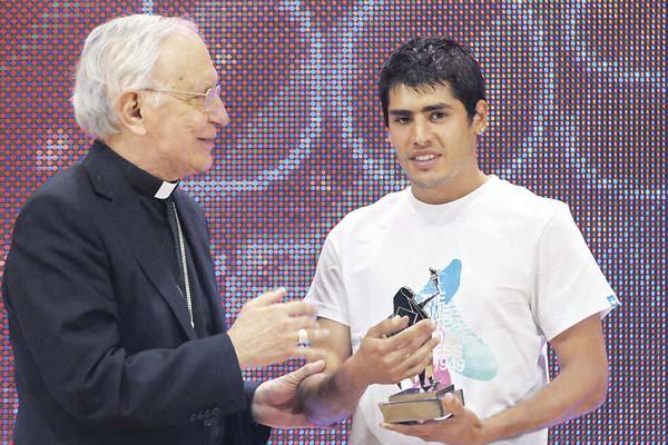 Juan Manuel Cano tuvo el privilegio de recibir su premio de manos de Monseñor Francisco Polti