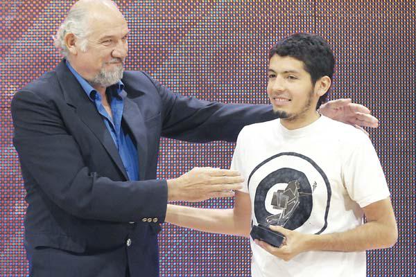 Ricardo Touriño felicita a una joven promesa del arte Enzo Palavecino