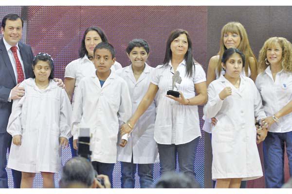 Zamora junto a directivos docentes y alumnos destacados de la Escuela Especial N� 45 Bruno Volta una de las escenas m�s aplaudidas de la noche
