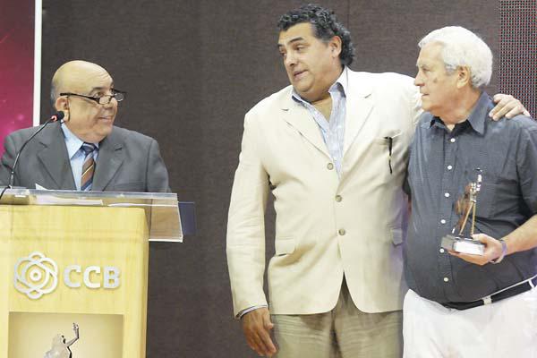 Rogelio Llapur conductor de la ceremonia con el Negro Romano y el Amo Tulli quienes luego entregaron el premio en b�squet