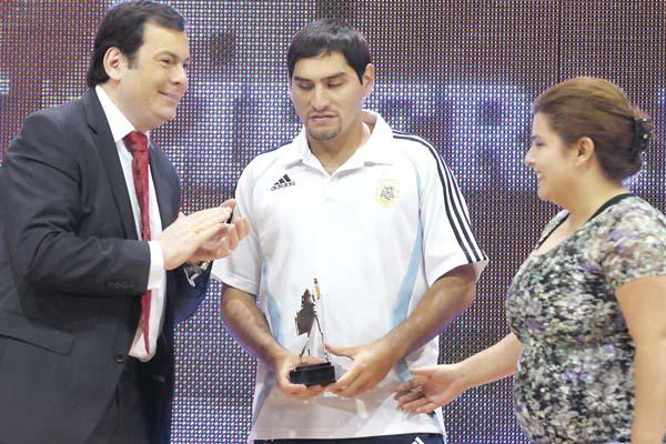 Acompañado por su novia Iv�n Figueroa recibió la estatuilla de manos del gobernador Gerardo Zamora quien lo felicitó por su brillante desempeño en los Murciélagos