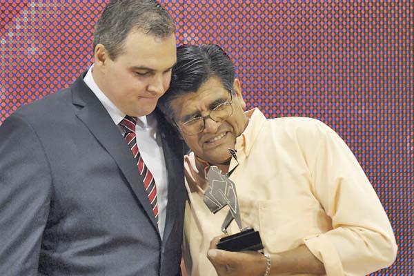 El auditorio fue testigo de la emoción de Froil�n Gonz�lez al recibir a pocos días del fallecimiento de su madre su galardón de manos del Lic Gustavo Ick